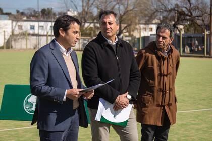Ramon Lanús intendente de San Isidro, junto con Sebastián Delgui, presidente del Club Atlético San Isidro, y Jorge “Panadero” Alvarez, asesor de gobierno