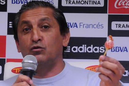 Ramón llevó chupetines a la conferencia