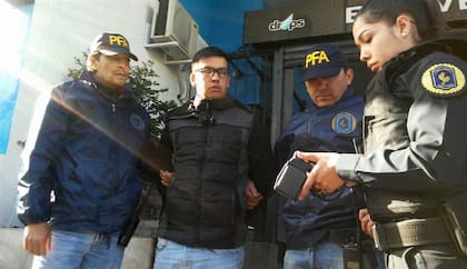 Ramón Machuca, o "Monchi" Cantero, a punto de ser verificada su identidad con un lector de huellas digitales