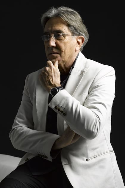 Ramón Monegal, el gran perfumista español, creció rodeado de relatos olfativos y hoy defiende la permanencia, la autoría y la profundidad en una industria marcada por la velocidad y la repetición.