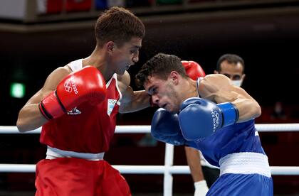 Ramón Nicanor Quiroga, de Argentina intercambia golpes con Gabriel Escobar, de España durante la pelea de la categoría Mosca Masculina (48-52 kg) en el tercer día de los Juegos Olímpicos de Tokio 2020