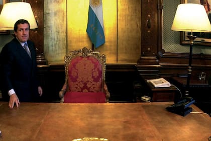 Ramón Puerta, en 2001, y el protagonista invisible: el vaso de agua en la repisa del fondo