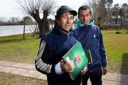 Ramón Segovia va junto a su hijo a la escuela para adultos, es parte del taller de escritura y ya se animó a escribir relatos basados en la vida cotidiana del Delta