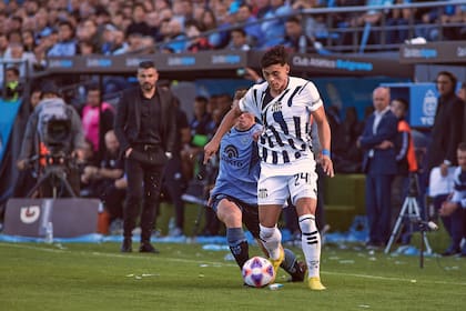 Ramón Sosa, desequilibrando y agarrado por un defensor de Belgrano, en el clásico cordobés; el delantero de Talleres pasa un muy buen momento