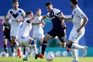 El VAR, protagonista en un Amalfitani vacío: le anuló un gol a Vélez (y lo salvó de una expulsión), en el 1 a 1 con Gimnasia