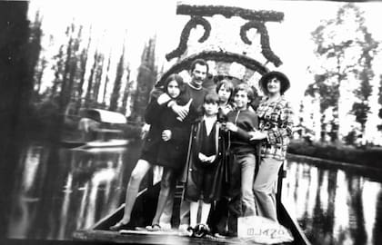 Ramón Valdés junto a parte de su familia