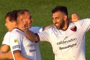 “Wanchope” Ábila se cruzó con hinchas de Sarmiento tras hacer el gol definitorio de Colón