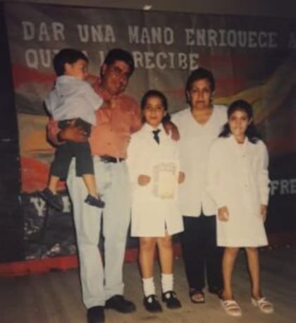 Peli era muy buena alumna; en la imagen, junto a su familia, durante una celebración escolar