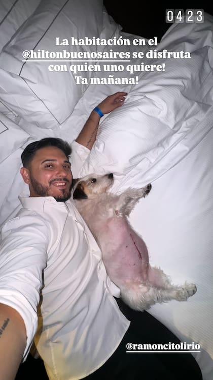 Ramoncito disfrutando de su habitación en el Hotel Hilton