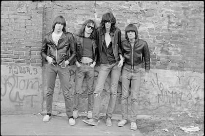 Los Ramones fotografiados por Roberta Bayley en la imagen inmortalizada en el primer disco de la banda