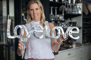 Ramos de dinero rivalizan con flores como codiciadas muestras de amor en Zimbabue por San Valentín