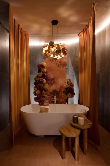 Ramos de hortensias preservadas en un baño de una pareja hedonista