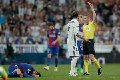 Ramos expulsado tras una falta a Messi en el 2017