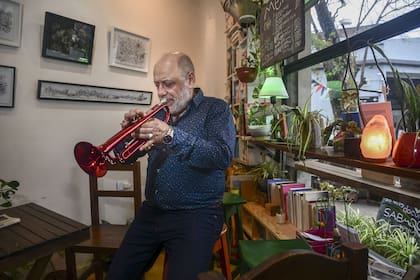 Ramos integra la banda Disléxicos, una orquesta de rock que arregla y compone sobre sus textos