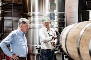 Llegaron de Estados Unidos atraídos por la pesca con mosca y tienen una bodega boutique