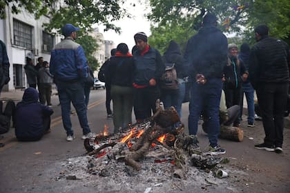 Ranchada y fogata para combatir el frío de la mañana en Parque Patricios; el clima también jugó en contra del operativo