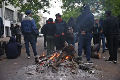 Ranchada y fogata para combatir el frío de la mañana en Parque Patricios; el clima también jugó en contra del operativo 