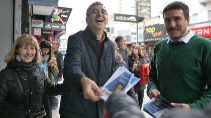 Randazzo el día que presentó sus boletas, hoy denuncia que faltan en muchas escuelas