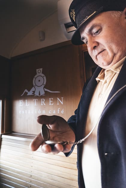 Randazzo hace la representación de un jefe de estación, con uniforme y gorro, que pasa por las mesas pidiendo boleto.