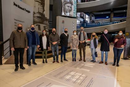 Randazzo y sus candidatos, en el Museo Juan Manuel Fangio, de Balcarce