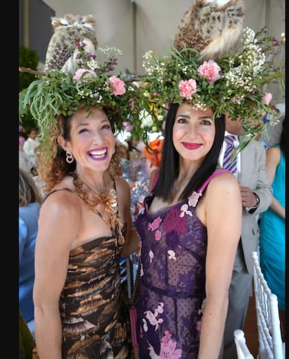 Randi Zuckerberg y una amiga, con su homenaje al búho Flaco