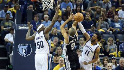 Randolph y Conley defienden ante la búsqueda de Tony Parker