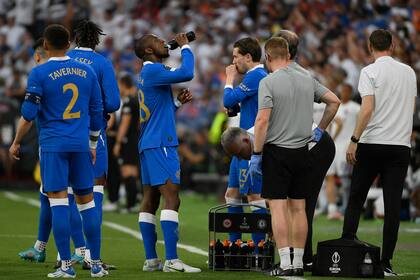 Rangers players drink prior to the UEFA Europa League final football match between Eintracht Frankfurt and Glasgow Rangers at the Ramon Sanchez Pizjuan stadium in Seville on May 18, 2022. (Photo by JORGE GUERRERO / AFP)
