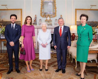 El 28 de febrero, Abdalá y Rania fueron recibidos por Isabel II en Buckingham. Llevó un vestido color frambuesa con stilettos en color lavanda de punta afilada. Sin embargo, todos los comentarios apuntaron a la mano morada e hinchada de la reina británica