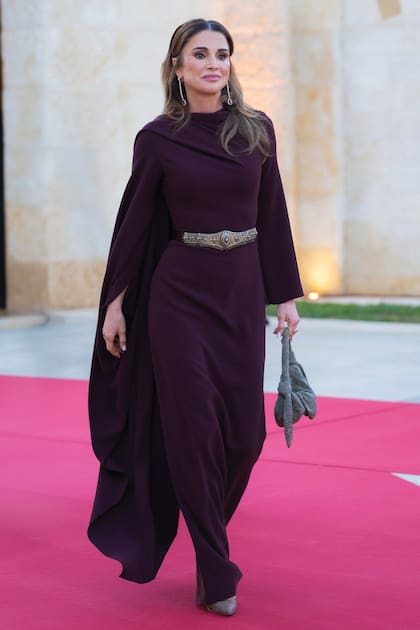 Rania eligió un vestido color ciruela, al cuerpo y con una capa en cascada, de la prestigiosa firma Solance London.
