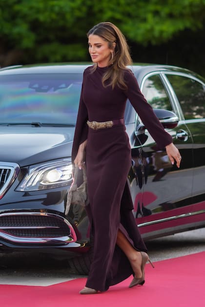 Rania lució su vestido minimalista a juego con un cinturón labrado.