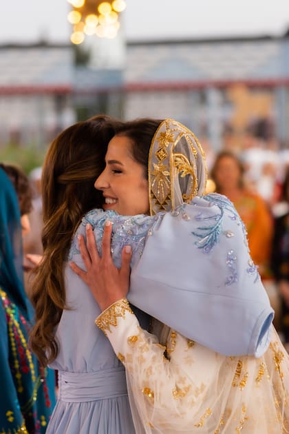 Rania y Rajwa se funden en un abrazo. El próximo 1 de junio la novia dará el "sí, quiero" frente a su prometido, el príncipe Hussein.