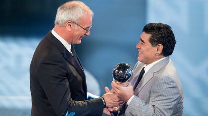 Ranieri recibe el premio a mejor entrenador del año de manos de Maradona