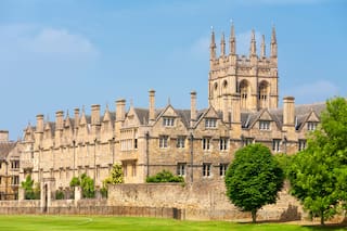 ¿En qué universidad estudió Isaac Newton?