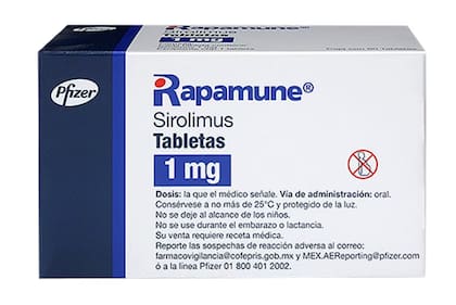 La rapamicina es parte de un grupo de medicamentos conocidos como inhibidores de la proteína mTOR, que bloquea un mecanismo responsable del crecimiento celular en los mamíferos