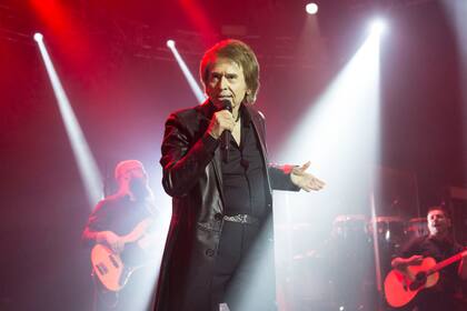 Raphael conserva la impronta vocal y la presencia del joven que en los 60 irrumpía con éxitos como "Mi gran noche" o "Digan lo que digan"