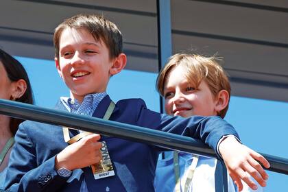 Raphaël Elmaleh (hijo de Charlotte con el cómico francés Gad Elmaleh) y Sasha Casiraghi (primogénito de Andrea Casiraghi) se divirtieron durante las carreras clasificatorias.
