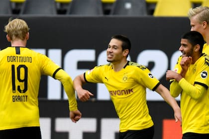 Raphael Guerreiro, centro de Dortmund, celebra con Julian Brandt después de marcar el segundo gol de su equipo durante el partido de fútbol de la Bundesliga alemana entre el Borussia Dortmund y el Schalke 04 en Dortmund, Alemania, el sábado 16 de mayo de 2020. La