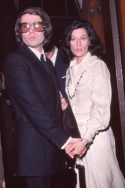 Raphael y Natalia volviendo a Madrid en 1975.