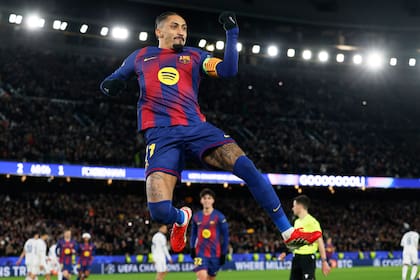 Raphinha celebra tras anotar de penal el tercer gol del Barcelona ante Copenhague; el conjunto culé es el único equipo español en entrar al Top 8 de la Champions League. (AP Foto/Joan Monfort)