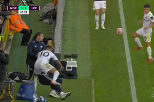 Un jugador de Leeds atropelló a Bielsa en un triunfo vital para evitar el descenso