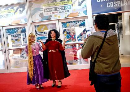 Rapunzel y su madrastra malvada no podían faltar en el cosplay de Comic Con