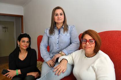 Raquel Lopes de Sousa (centro), Rosana Maciel Gomes (dcha.) y Alethea Verusca (izq) en el comedor de su casa de Buenos Aires.
(foto: ENRIQUE GARCIA MEDINA)