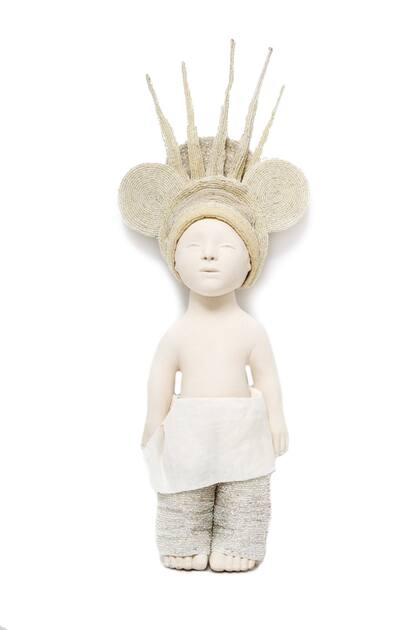 Raquel Podestá. Artista textil y ceramista ganadora de varios premios, entre su obra en www.diderort.art se encuentra esta escultura, Félix, de cerámica con tela cocida con perlas.