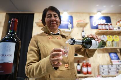 Raquel sirve un vino de muestra