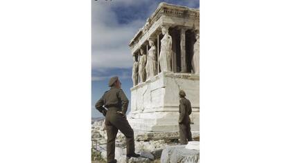 Los soldados britnicos admiran las Caritides en la Acrpolis, durante una visita turstica en Atenas, Octubre 1944.