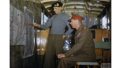 El Mariscal de Campo Sir Bernard Montgomery explica la estrategia aliada al Rey Jorge VI en su caravana de comandos en Holanda, Octubre 1944.