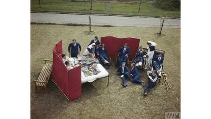 Enfermeras y convalecientes de la tripulacin area en el hospital de la Fuerza Area Real de la princesa Mara en Halton, Buckinghamshire, agosto de 1943.