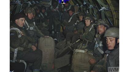 Paracaidistas britnicos se preparan para un salto de prctica de un Dakota en la base de Down Ampney en Wiltshire, 22 de Abril 1944.