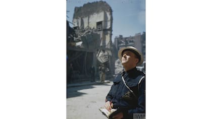 Un miembre de Air Raid Precautions (ARP) inspecciona los edificios daados en Holborn, Londres