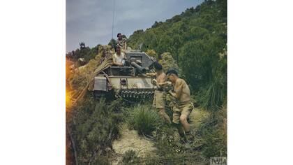 Un equipo de los 16th/5th Lancers, 6th Armoured Division, limpian el can de su tanque Crusader en El Aroussa en Tnez, mayo de 1943.